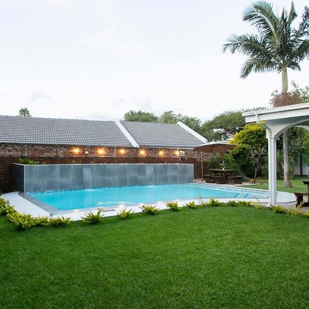 Casa de 200 m² con 1 habitación/es y 2 baño/s de uso privado, en Garsfontein Pretoria-Noord Exterior foto
