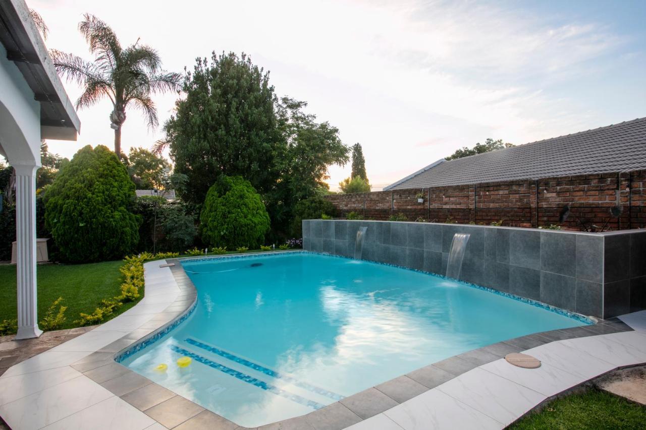 Casa de 200 m² con 1 habitación/es y 2 baño/s de uso privado, en Garsfontein Pretoria-Noord Exterior foto