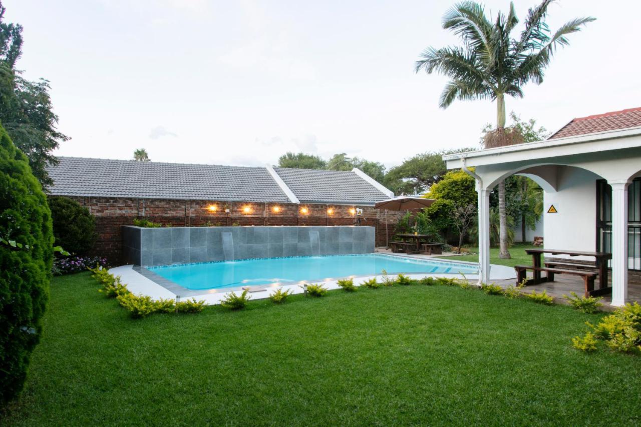 Casa de 200 m² con 1 habitación/es y 2 baño/s de uso privado, en Garsfontein Pretoria-Noord Exterior foto