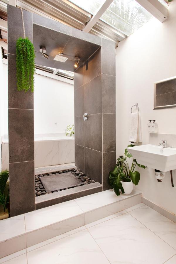 Casa de 200 m² con 1 habitación/es y 2 baño/s de uso privado, en Garsfontein Pretoria-Noord Exterior foto