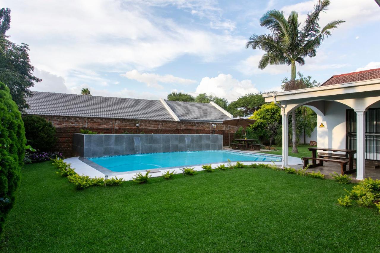 Casa de 200 m² con 1 habitación/es y 2 baño/s de uso privado, en Garsfontein Pretoria-Noord Exterior foto