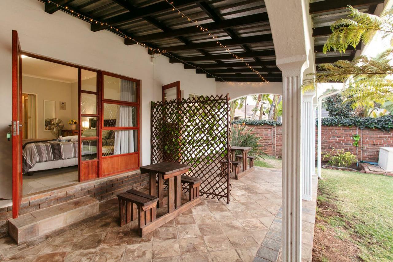 Casa de 200 m² con 1 habitación/es y 2 baño/s de uso privado, en Garsfontein Pretoria-Noord Exterior foto