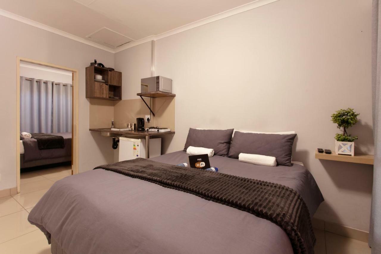 Casa de 200 m² con 1 habitación/es y 2 baño/s de uso privado, en Garsfontein Pretoria-Noord Exterior foto