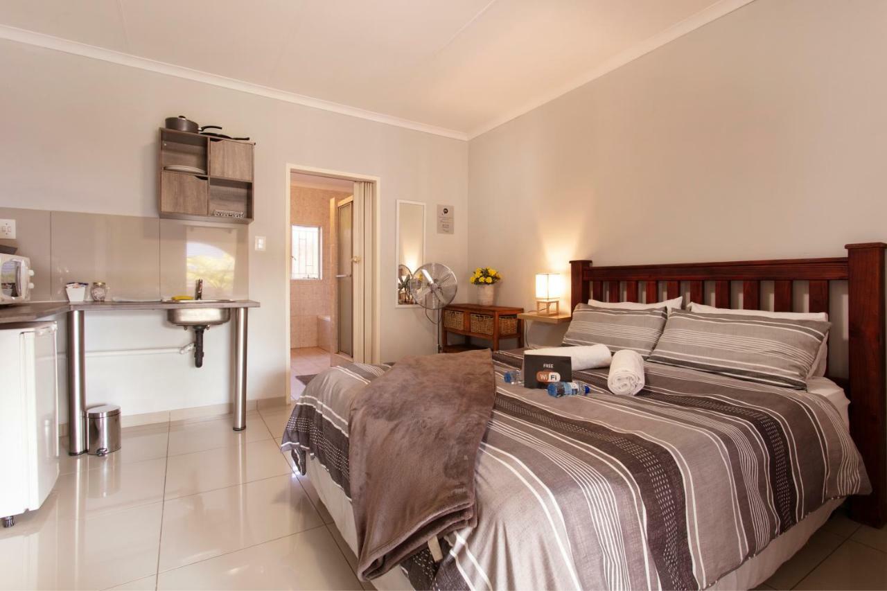 Casa de 200 m² con 1 habitación/es y 2 baño/s de uso privado, en Garsfontein Pretoria-Noord Exterior foto