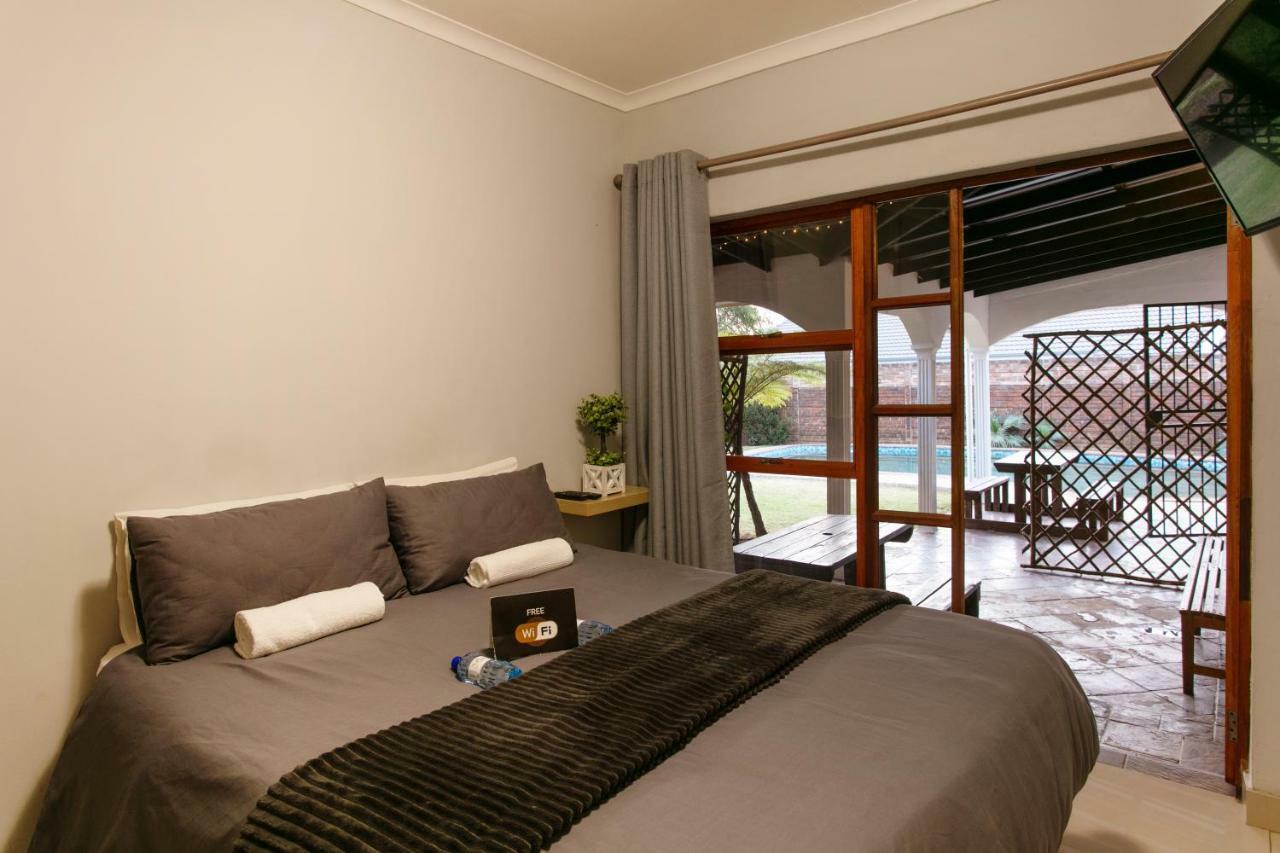 Casa de 200 m² con 1 habitación/es y 2 baño/s de uso privado, en Garsfontein Pretoria-Noord Exterior foto