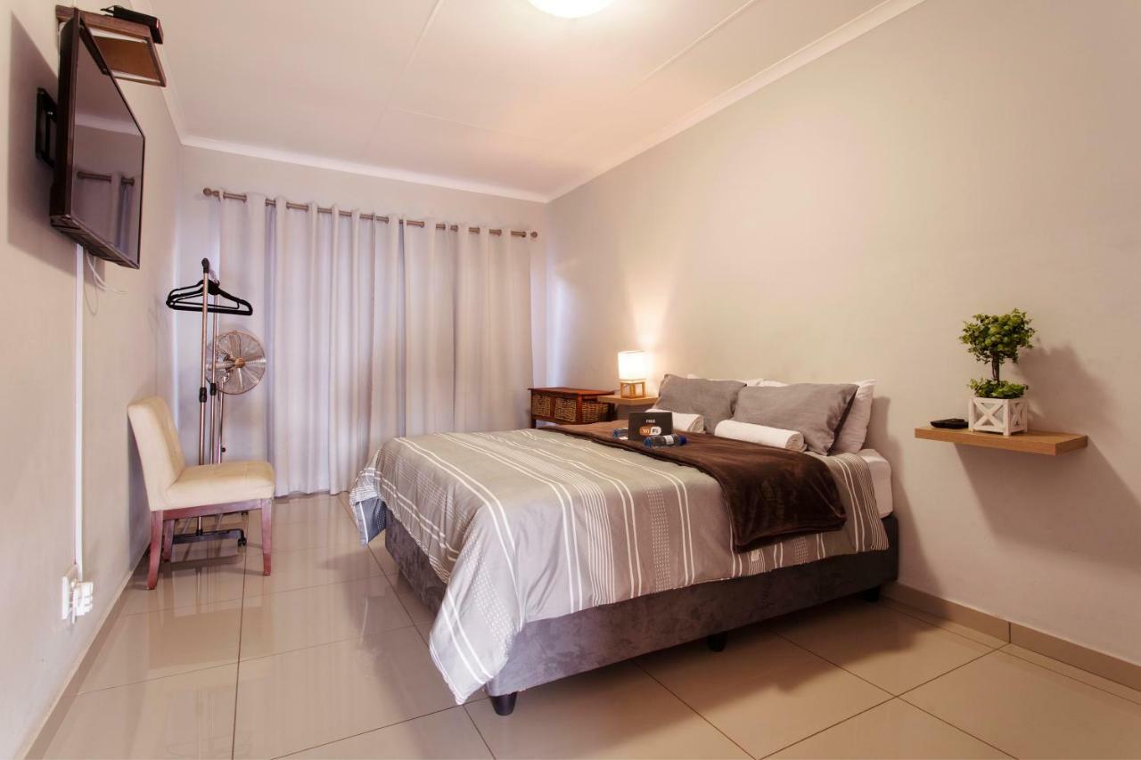 Casa de 200 m² con 1 habitación/es y 2 baño/s de uso privado, en Garsfontein Pretoria-Noord Exterior foto